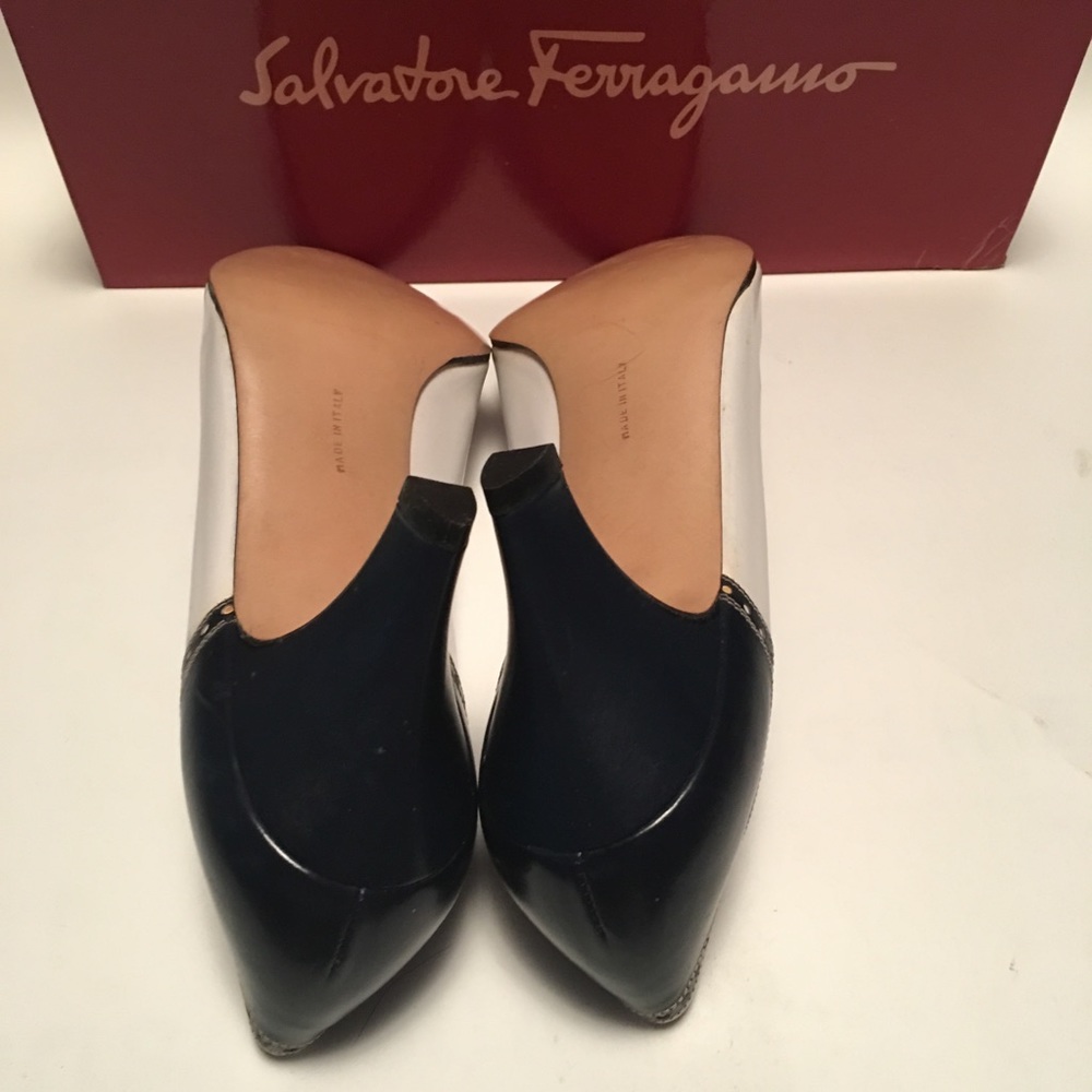 Salvatore Ferragamo wing tipped, navy Vintage pump - Picture 5 of 8